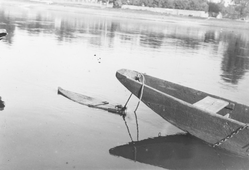 02 Hinter.......eines Fischerkahns mit.......faß 