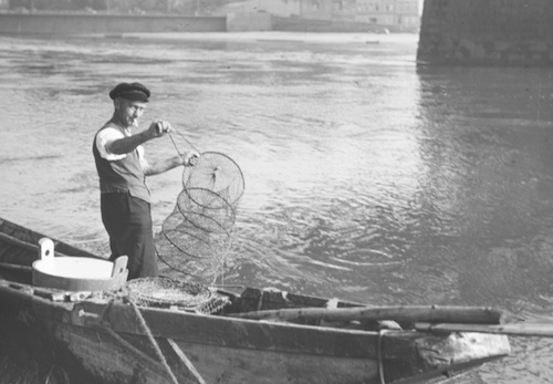 07 Fischer reinigt Garnreuse  