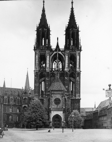 AR105002 Westfassade des Doms vom Garten des Burgkellers aus 