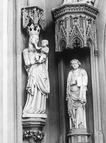 AR105004 Maria m d Kinde u der Evangelist Johannes Westportal 