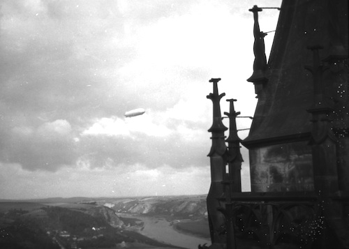 R123074 Zeppelin2 über Meißen 10 1930 