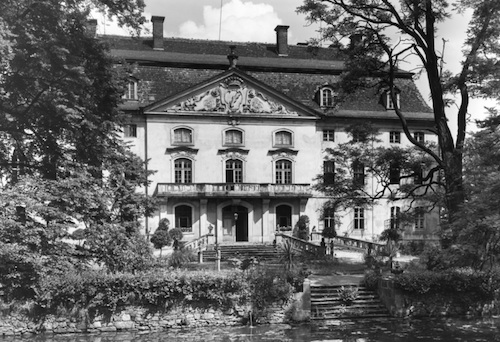 R143069 Schloß Wachau Blick von Süden über den Fischteich nach der Fasade 