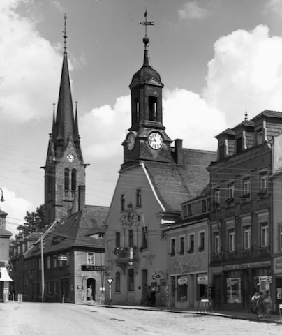 R144019 Wilsdruff Rathaus linker Turm der Nicolaikirche 